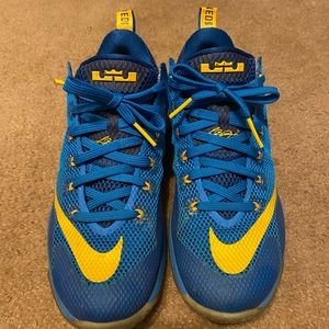 Men’s Nike LeBrone James basketball shoes, size 8.5 good condition